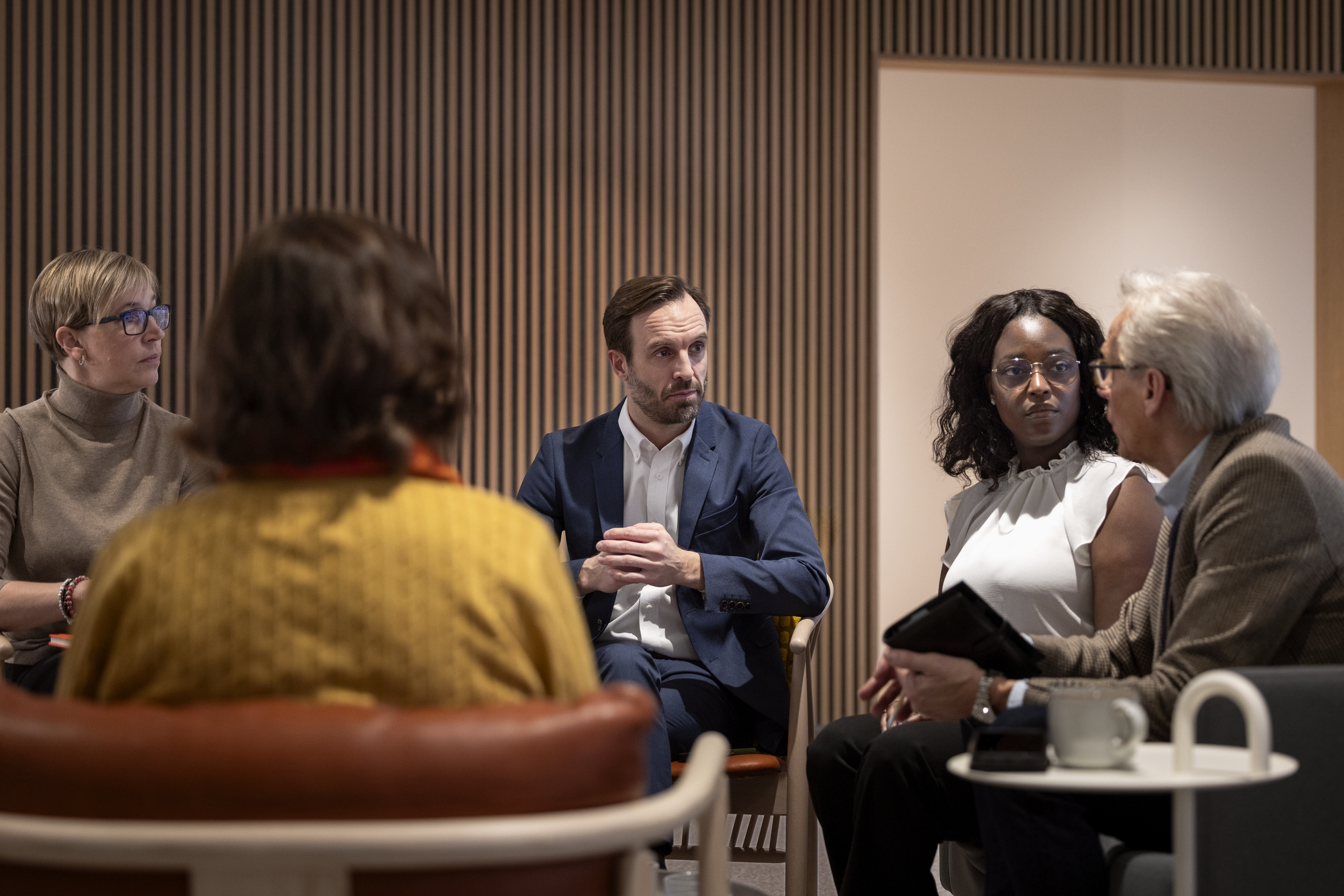 Kollegaer som sitter og diskuterer