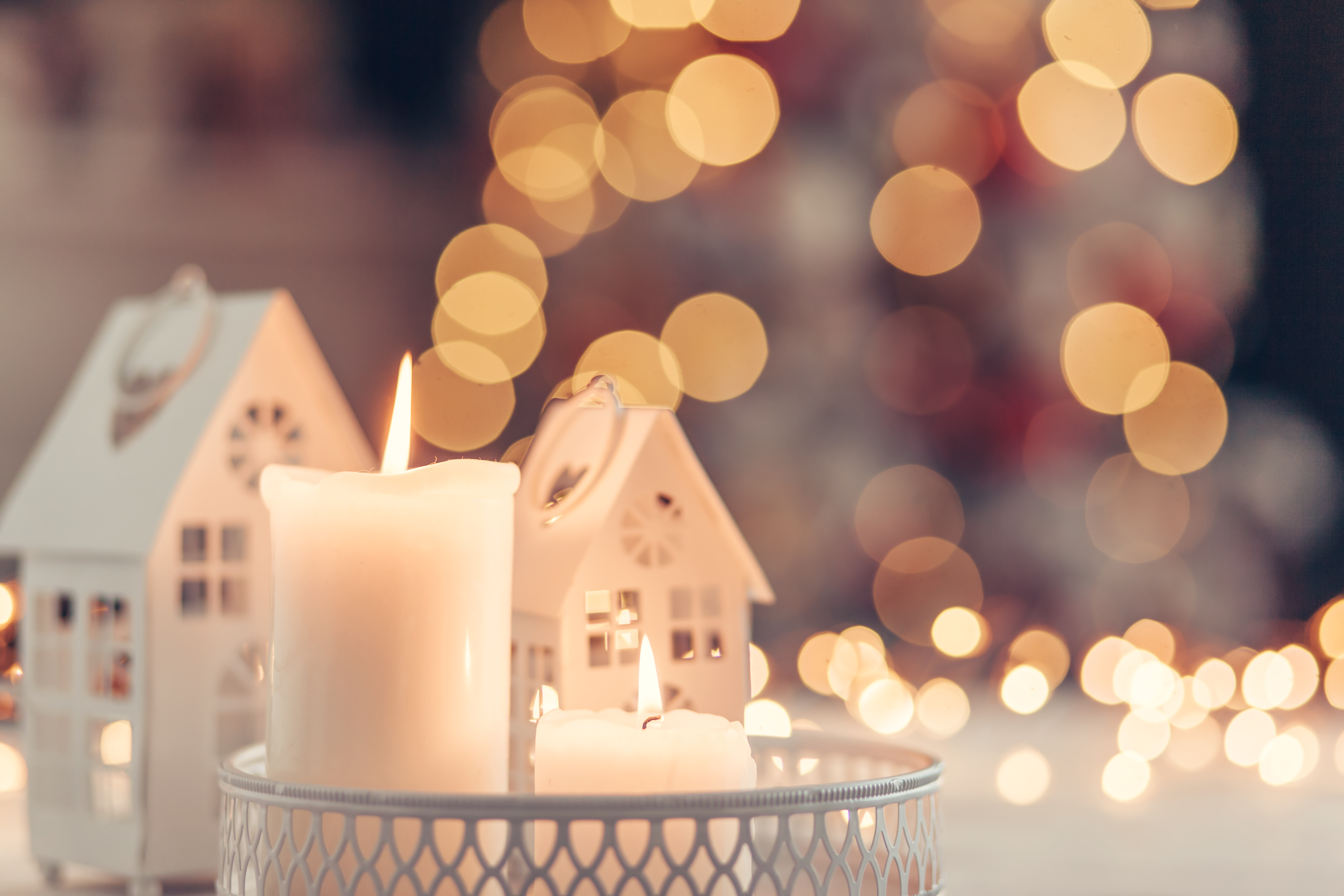 Stearinlys og dekorative gjenstander på et bord. I bakgrunnen lyser det uskarpt.