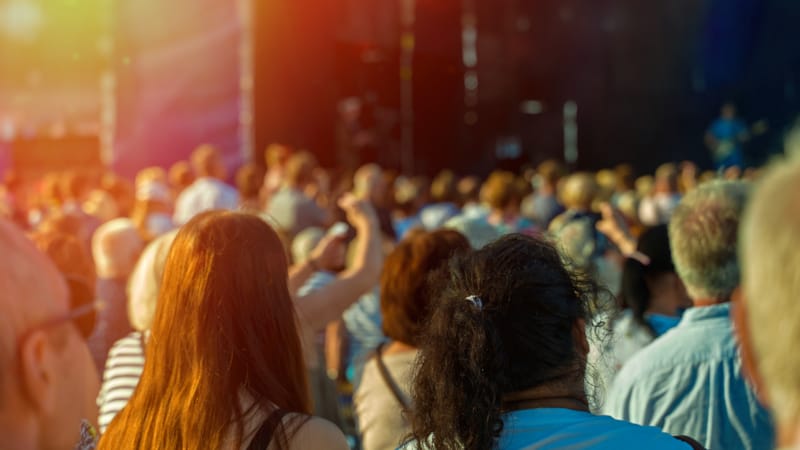 Folkemengde i solnedgang foran scene