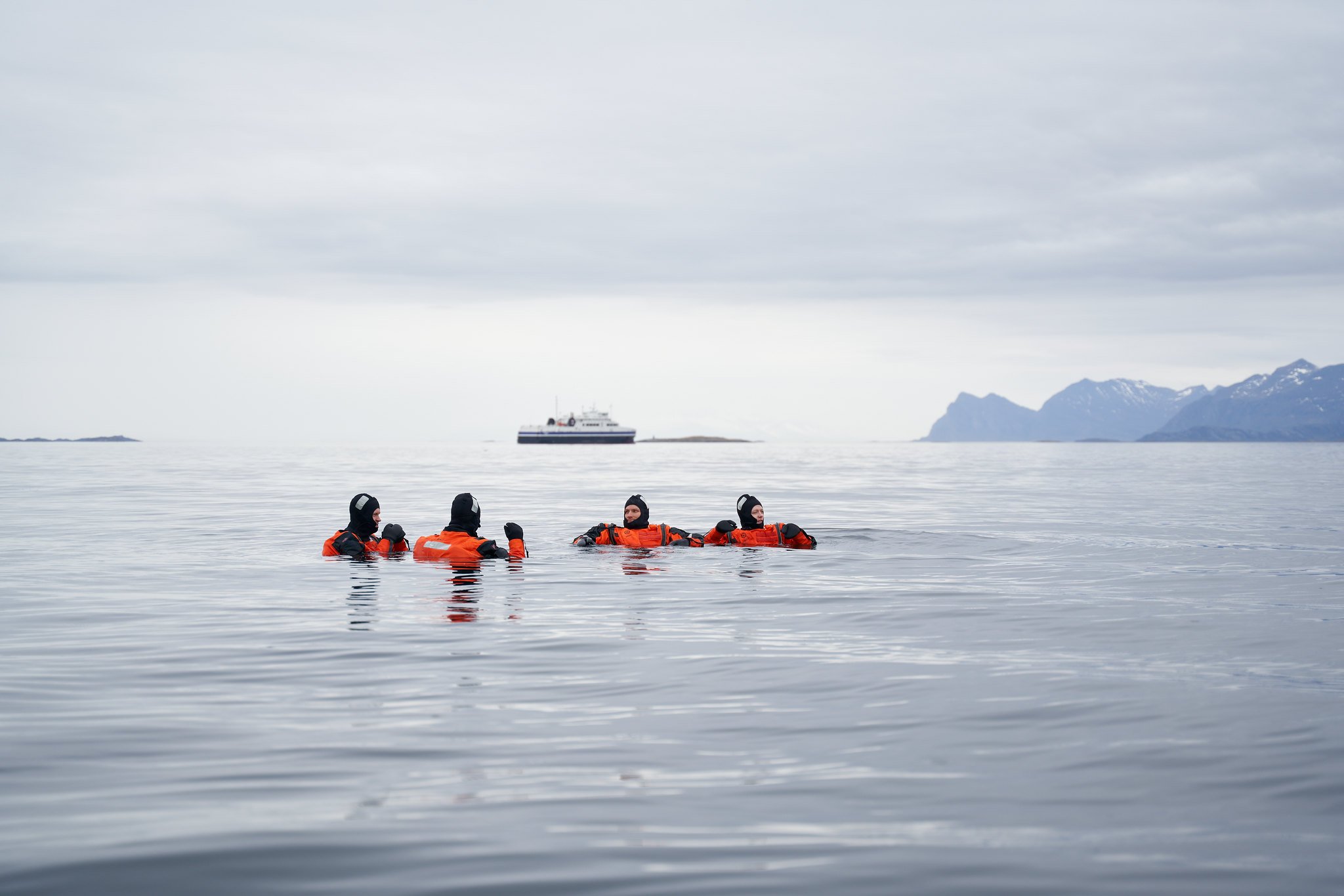 Personer i flyteplagg under øvelse i vann