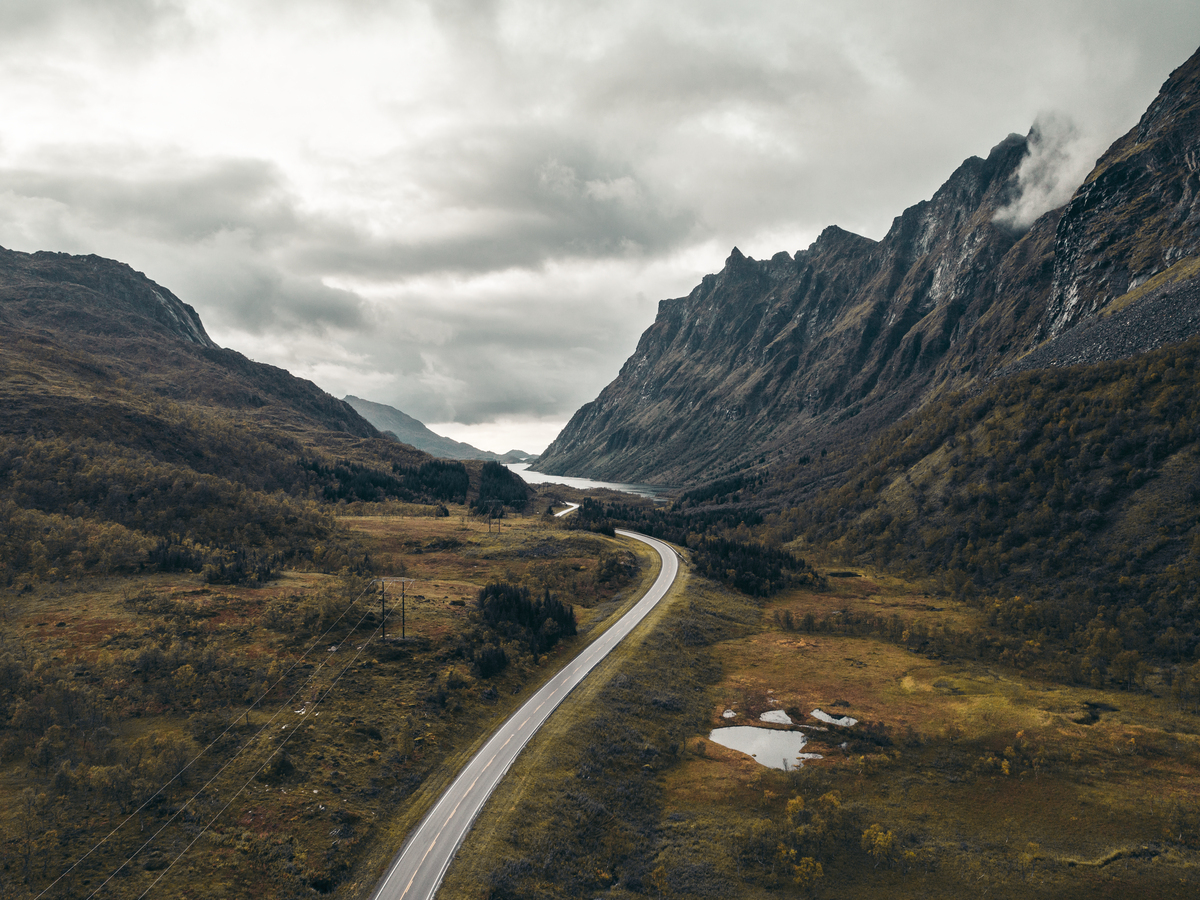 Vei som snirkler seg inn mellom høye fjell
