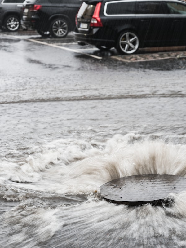 Vann som strømmer opp fra et kumlokk