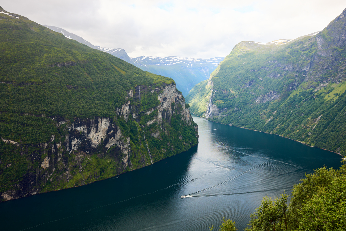 Geirangerfjorden med stupbratte fjellsider på begge sider