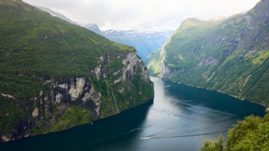 Geirangerfjorden med stupbratte fjellsider på begge sider
