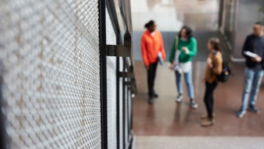 Unge mennesker i uskarpt fokus står i trappegang på skole