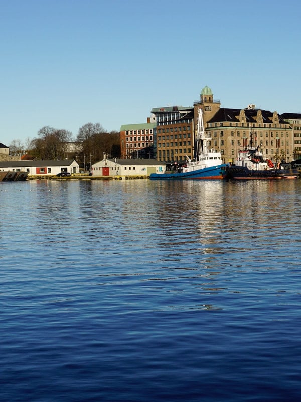 Sjø med Bergen by i bakgrunnen