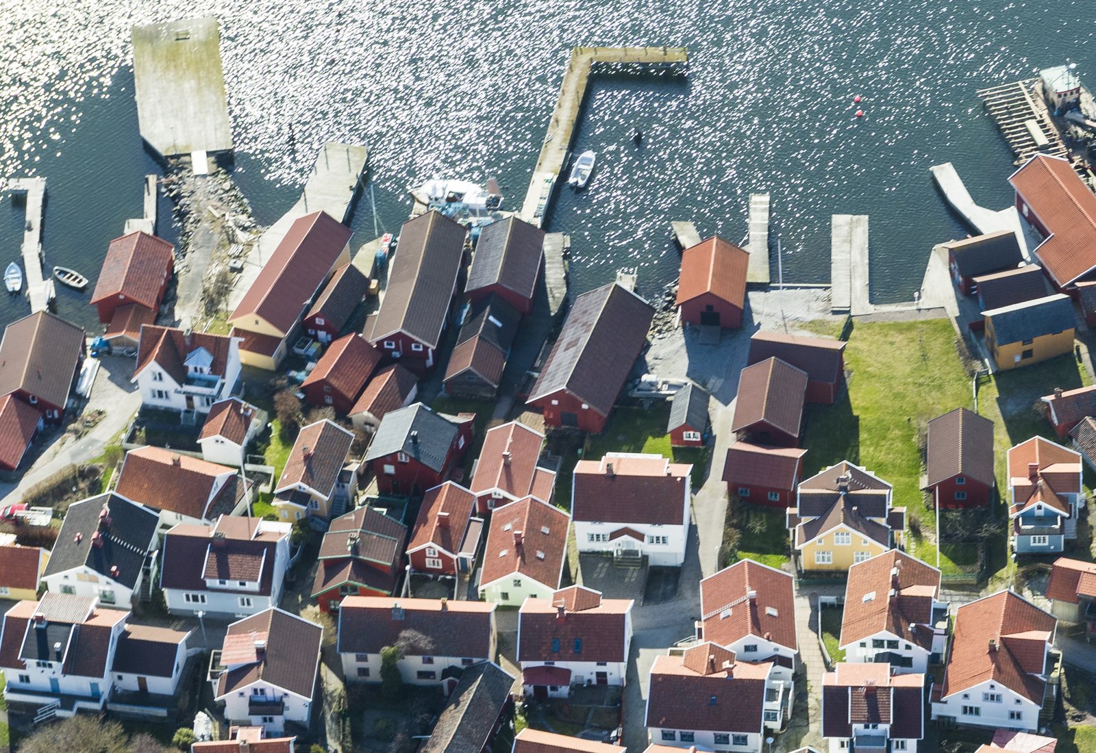 Flyfoto av småhusbebyggelse ved vannet