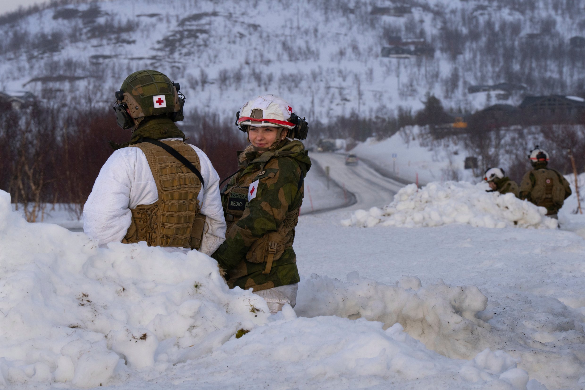 Uniformerte deltakere i øvelse i vinterlandskap