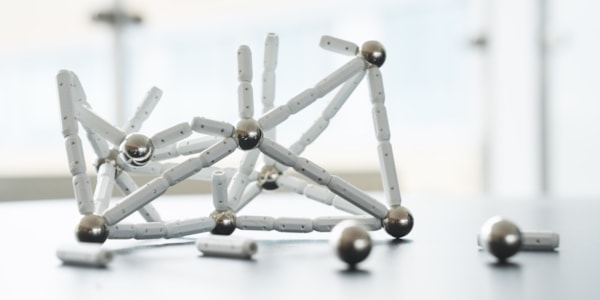 Små magnetkuler med magnetiske pinner mellom.