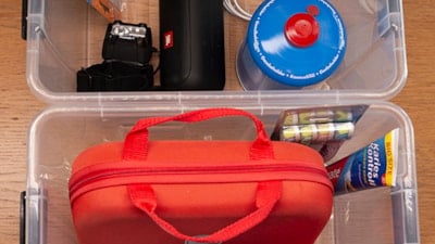 Gjennomsiktige plastkassar med ulikt beredskapsinnhold.