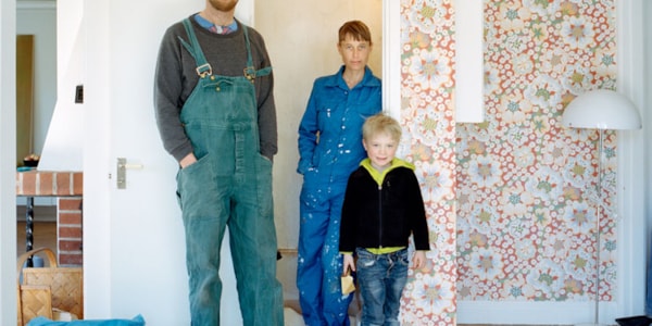 Familie som står i en stue under oppussing