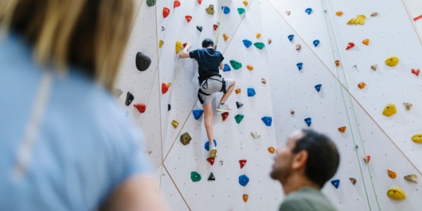 Klatrevegg med klatrepunkter i mange farger.