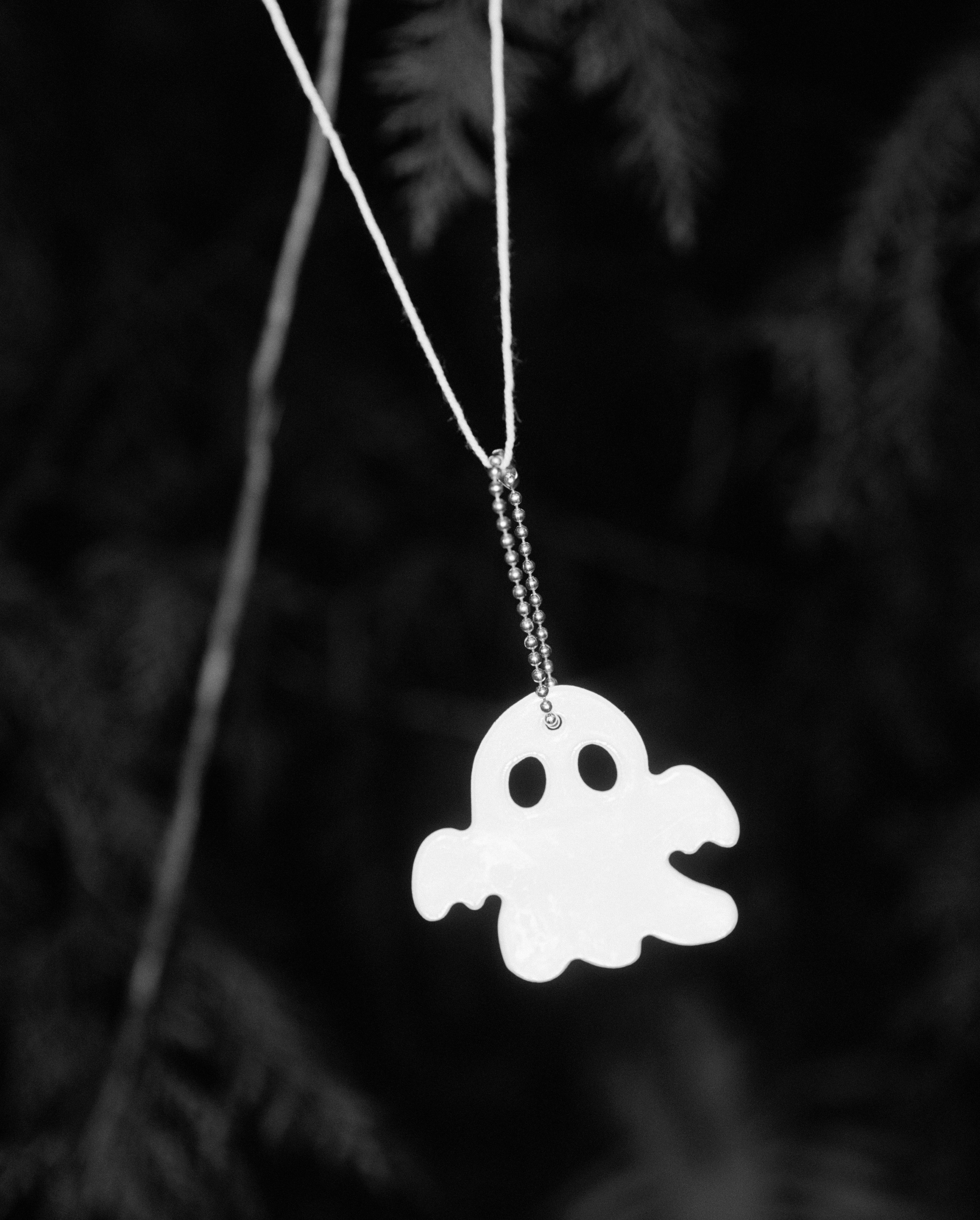 Refleks formet som et spøkelse hengende foran et sort stoff