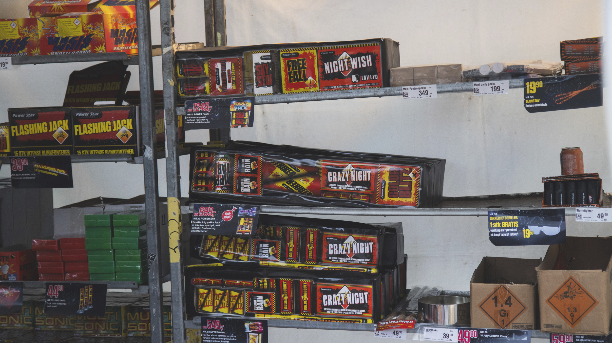 Hyller med fyrverkeriforpakninger