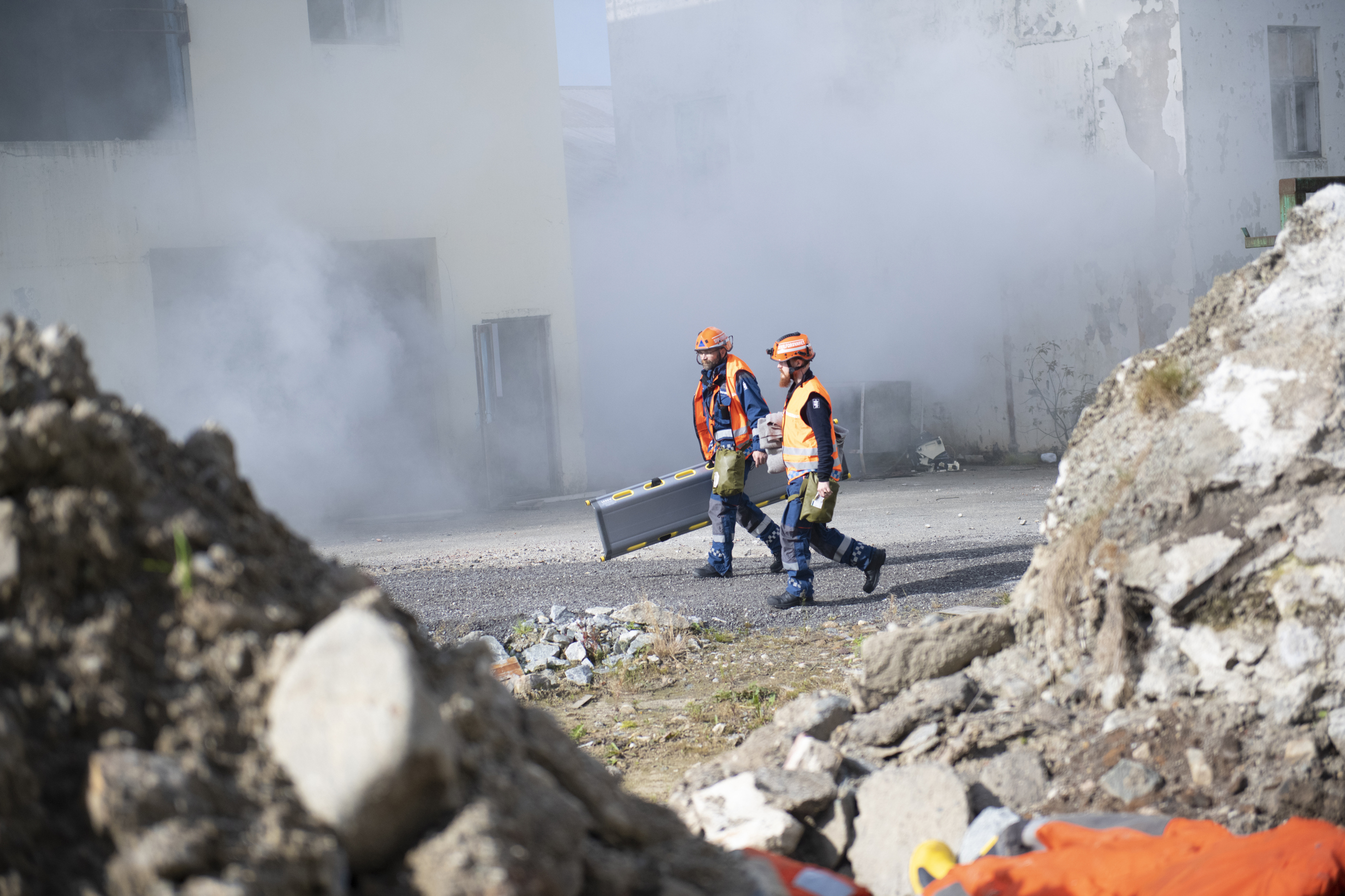 Sivilforsvaret i Sandnes på øvingsområde med bygningsmasser og røyk